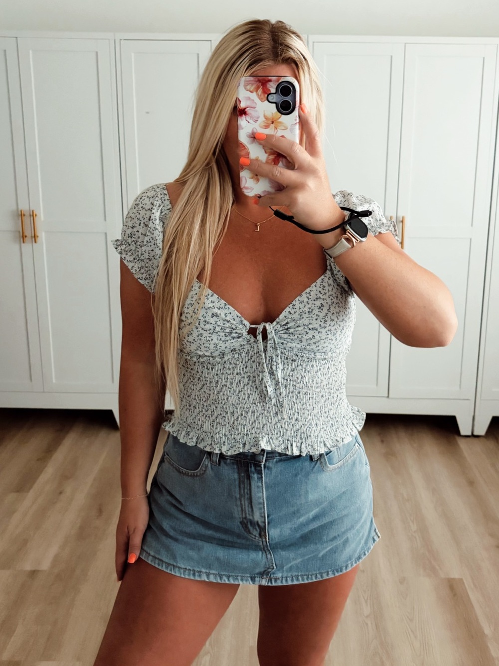 🆕 NWT Blue and white floral smocked puff sleeve top